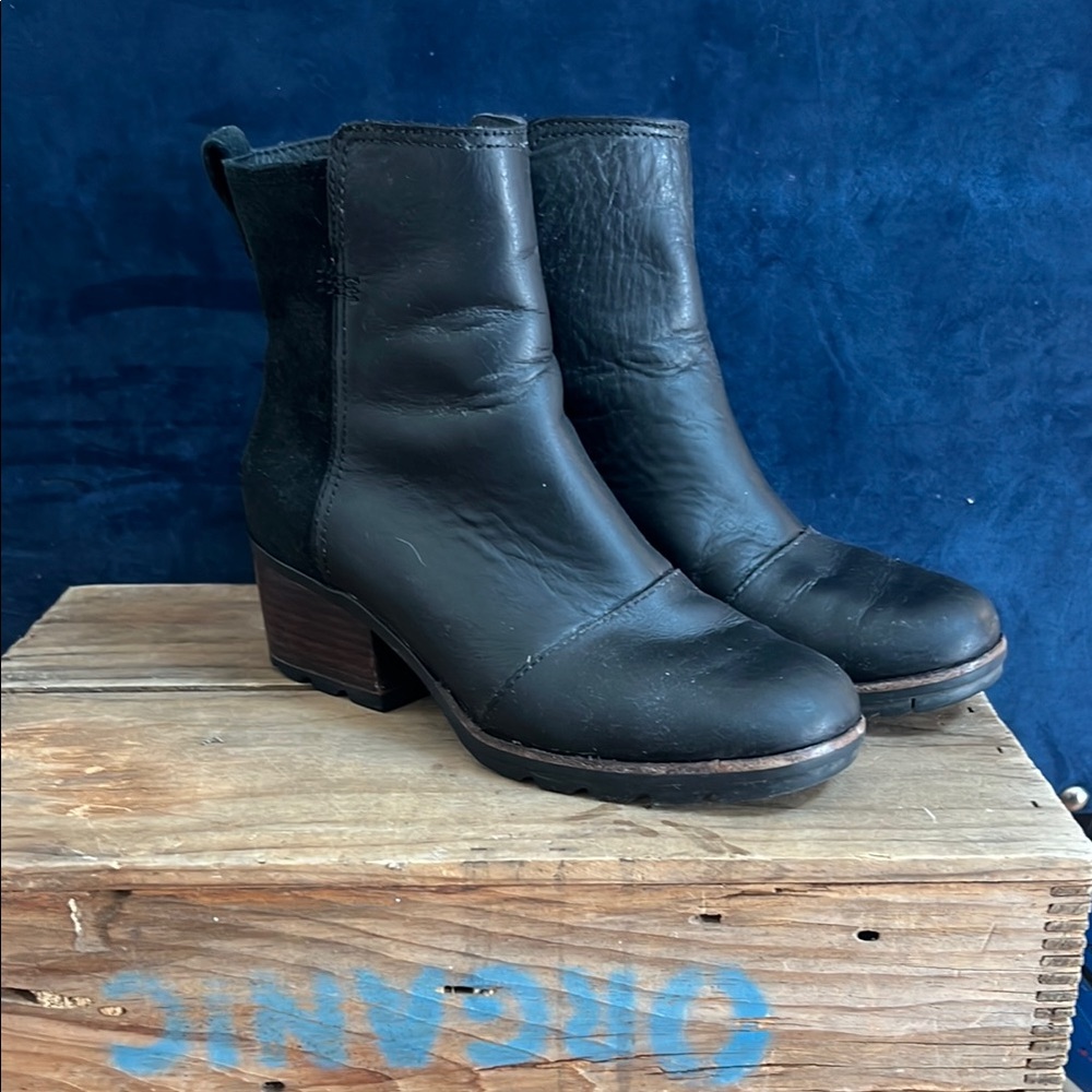 Sorel Black Ankle Boots with chunky heel zipper sides